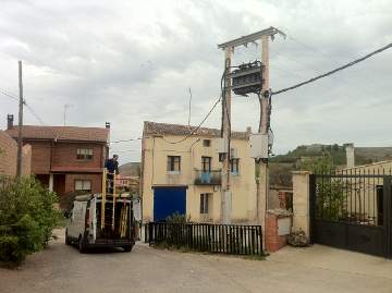 Operarios trabajando en el transformador de Villatuelda