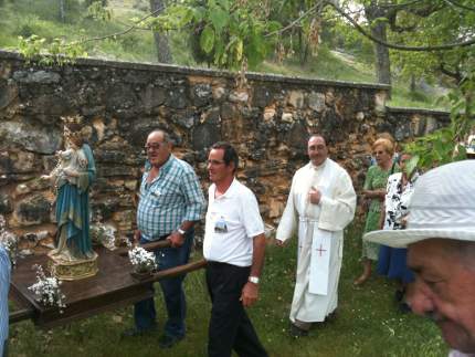 Acto mariano con procesión de la Virgen del Rosario en Santo Domingo de Silos