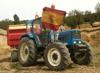 Los habitantes de Villatuelda celebrando en triunfo de la selección española de futbol en la Eurocopa 2012