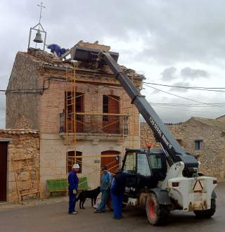 El ayuntamiento de Villatuelda durante las obras del tejado