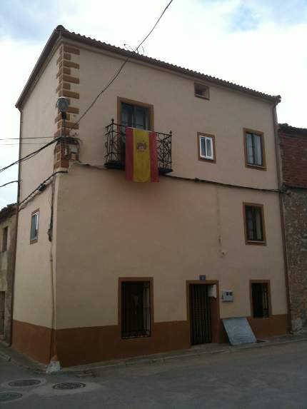 Bandera de España en un balcón de Villautelda para animar a la selección española de futbol en la Eurocopa 2012