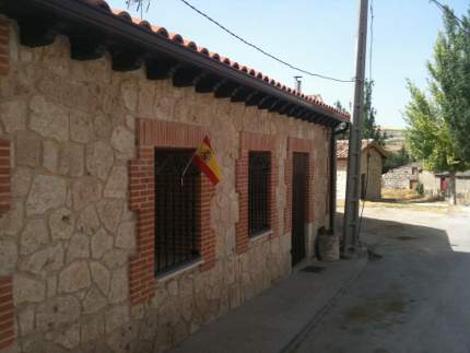 Bandera de España en Villatuelda para animar a la selección española de futbol en la final de la Eurocopa 2012