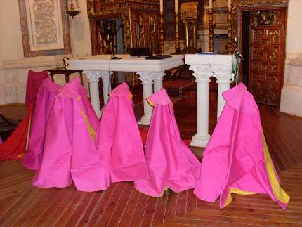 Capotes de los toreros en la iglesia de San Pedro Regalado en La Aguilera, dispuestos para la bendición, junto con las monjas de Iesu Communio