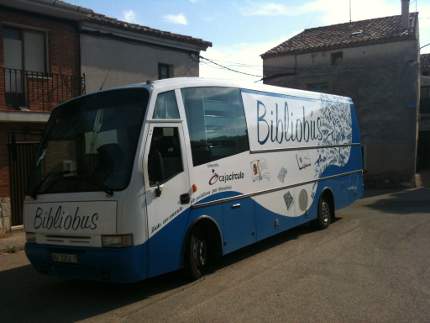 Autocar del Bibliobús en la plaza mayor de Villatuelda