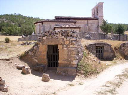 La iglesia y las bodegas de Villatuelda en verano