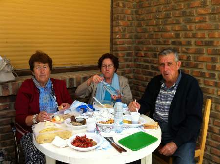 Comida campestre de los habitantes de Villatuelda en las instalaciones de los Padres Espiritanos en Castrillo de la Vega