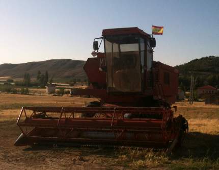 Cosechadora de Villatuelda con la bandera de España para animar a la selección española de futbol en la Eurocopa 2012