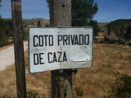 Señal de coto privado de caza en Villatuelda