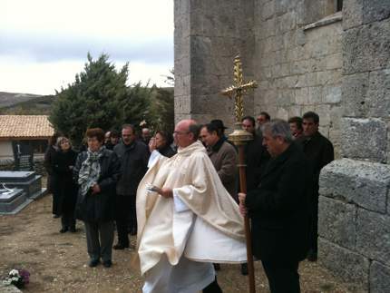 Día de Todos los Santos 2012 en Villatuelda, rezando una oración en el cementerio anexo a la Iglesia