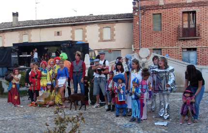 Todos los participantes en el concurso de disfraces de las fiestas de Villatuelda del año 2012