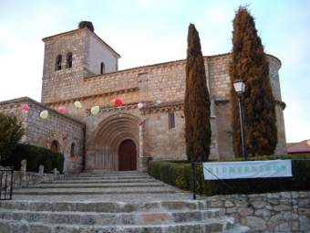 Entrada de la iglesia de Terradillos de Esgueva decorada para las jornadas de la paz