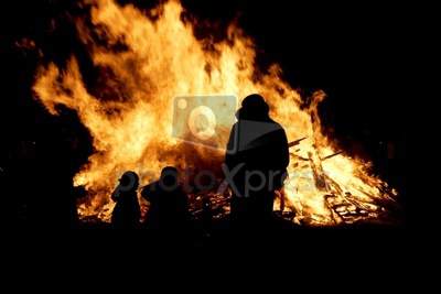 Hoguera en representación de la tradiconal hoguera La Iluminaria de Terradillos de Esgueva