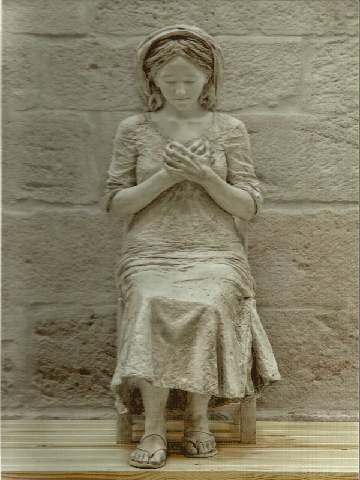 La monja del convento Iesu Communio en La Aguilera Hna. Getsemaní García-Foj Fernández junto a la imagen de la virgen blanca embarazada