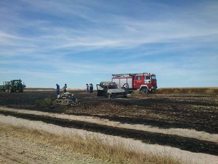 Incendio en Villatuelda, coche calcinado apagado por los bomberos de Torresandino