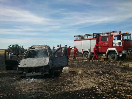 Incendio en Villatuelda, coche calcinado apagado por los bomberos de Torresandino