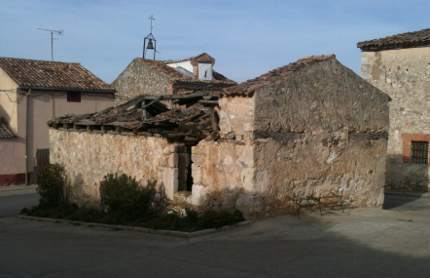 El lagar de la plaza del Ayuntamiento de Villatuelda en ruinas