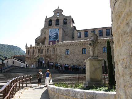 Entrada a la exposicón Monacatus de las Edades del Hombre, a la puerta del monasterio de San Salvador en Oña