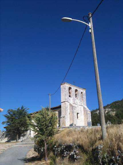 Nueva farola en Villatuelda, en la calle San Mamés, cerca de la iglesia