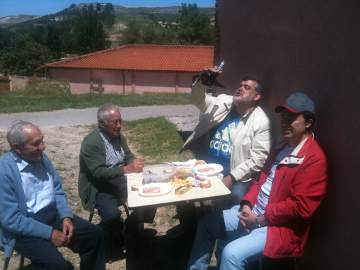 Porronada en las bodegas de Villatuelda