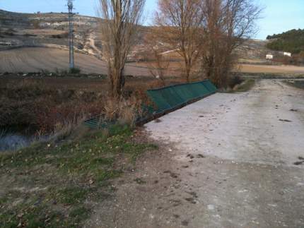 Puente de Villatuelda con la barandilla deteriorada, lado izquierdo