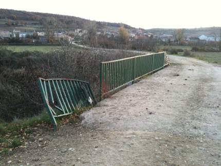 Puente de Villatuelda con la barandilla deteriorada, lado derecho