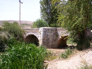 Puente romano sobre el río Esgueva en Villatuelda