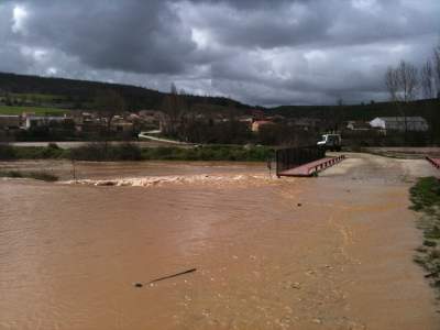 El río Esgueva desbordado en Villatuelda