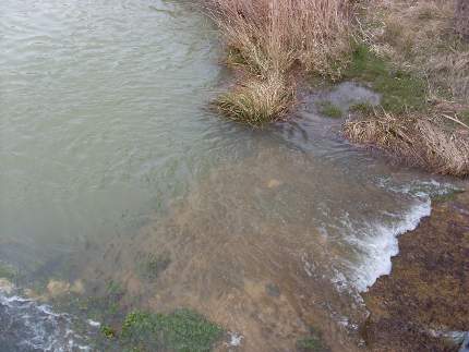 Agua del río Esgueva a su paso por el puente romano de Villatuelda