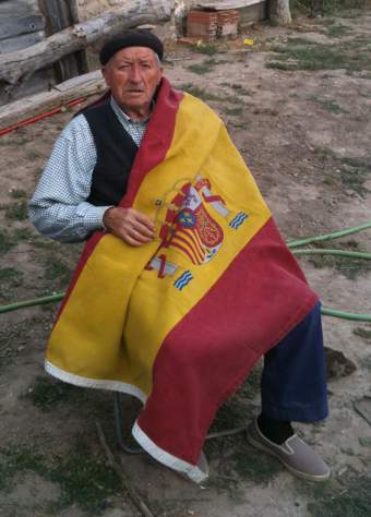 Los habitantes de Villatuelda celebrando en triunfo de la selección española de futbol en la Eurocopa 2012