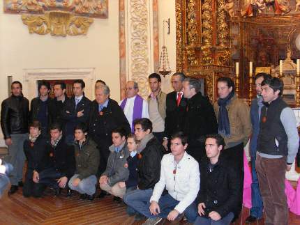 Los toreros que apoyan a las monjas de Iesu Communio en la iglesia de San Pedro Regalado en La Aguilera posando para la prensa en la bendición de los trastos de lidia