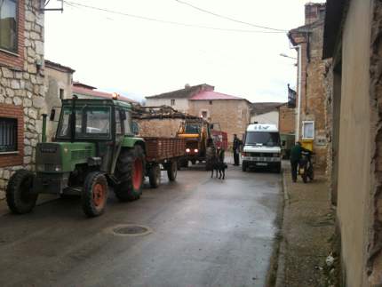 La plaza del Ayuntamiento de Villatuelda durante la ITV de ciclomotores y vehículos agrícolas