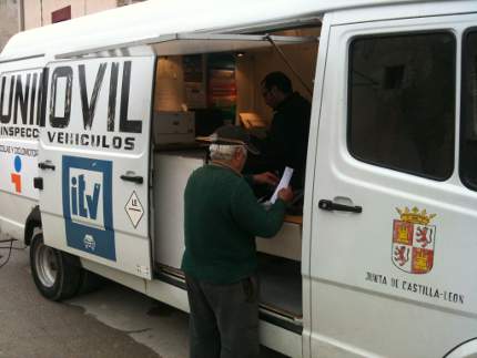 La unidad movil de la ITV revisando los papeles de los vehículos de Villatuelda