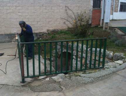 Nueva barandilla en la fuente romana de Villatuelda, instalada por los herreros de Sotillo de la Ribera