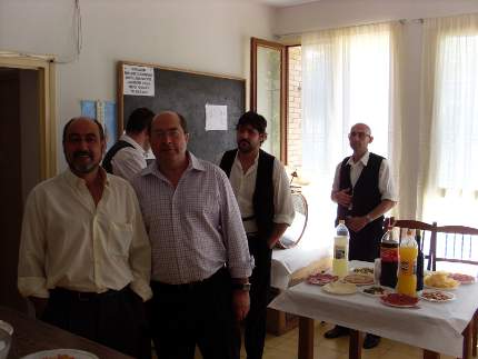 Vino español en el bar municipal de Villatuelda durante las fiestas patronales de 2012. El alcalde Gonzalo Tamayo González y su hermano posan con la banda de dulzaineros de fondo.