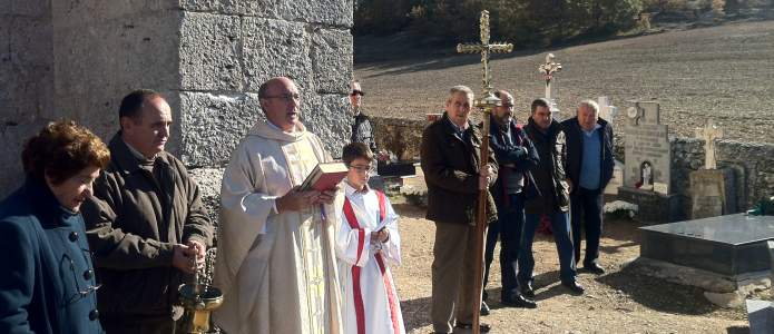 Procesión por el cementerio en el día de todos los santos 2015