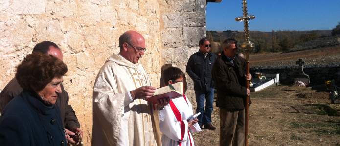 Procesión por el cementerio en el día de todos los santos 2015