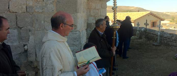 Procesión por el cementerio en el día de todos los santos 2015