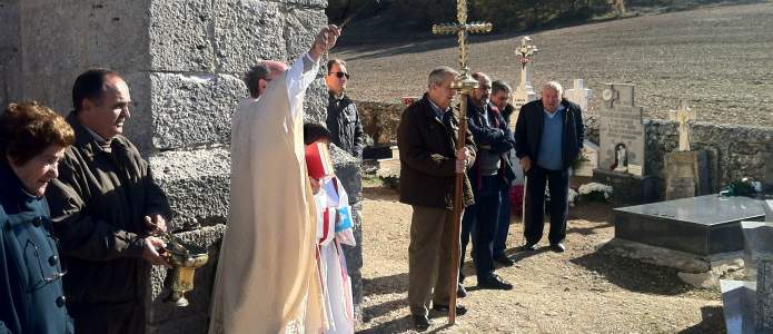 Procesión por el cementerio en el día de todos los santos 2015