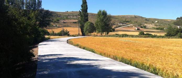 Camino del río Esgueva de Villatuelda asfaltado