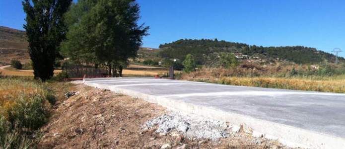 Camino del río Esgueva de Villatuelda asfaltado