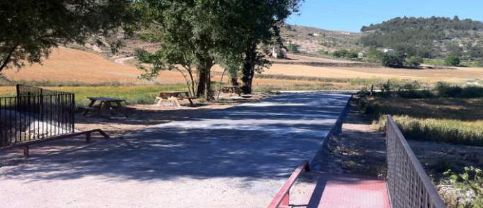 Camino del río Esgueva de Villatuelda asfaltado