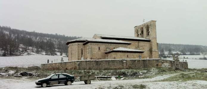 La iglesia de Villatuelda bajo la nieve